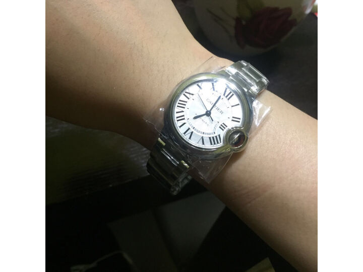 卡地亚蓝气球是用电子的吗